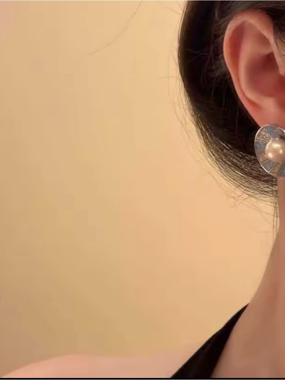 Pearl Center Round Crystal Stud Earrings - Silver/Blue - Picture 2 of 4